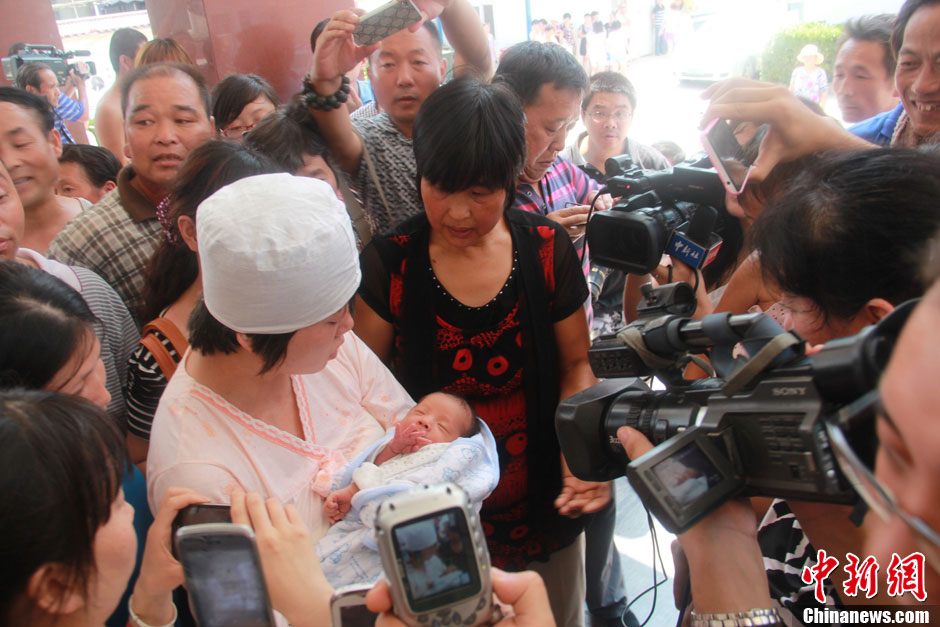圖為大批媒體記者采訪獲救嬰兒母親。張一辰 攝
