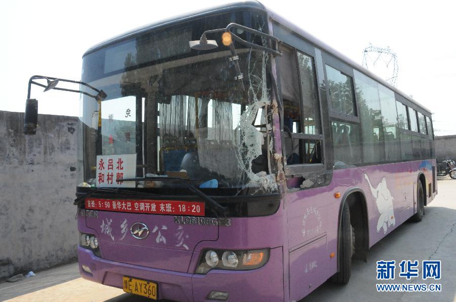 事發(fā)公交車左前方的擋風(fēng)玻璃破了一個大洞（8月20日攝）。