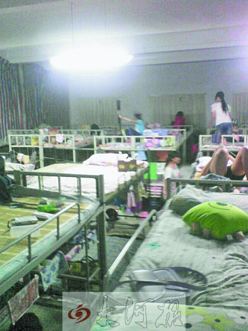 住在電教室里的女生們，擁擠不堪。