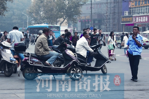 　火車站廣場北側，幾輛摩的正在等客
