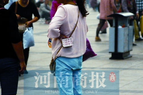 火車站廣場，一女子拿著寫有不同房型價位的卡片在拉客，不少市民抱怨，受過此類“騷擾”