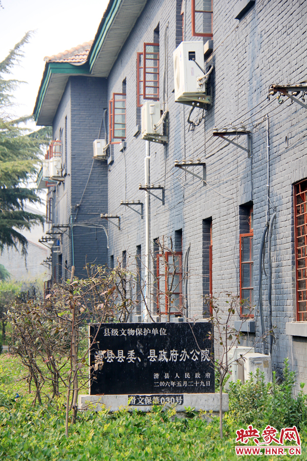 因?yàn)榭h委大院‘陳舊老土’,政府大院的蘇式建筑于2006年被列為縣級(jí)文物保護(hù)單位。