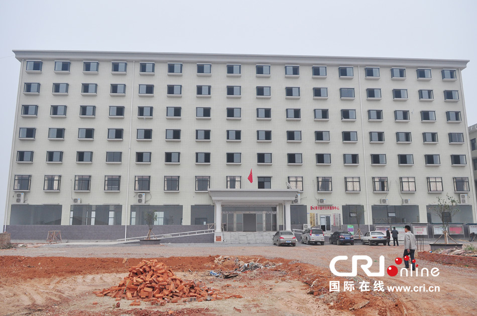 2013年10月21日，長沙云蓋村欠債千萬新建的豪華村部樓。