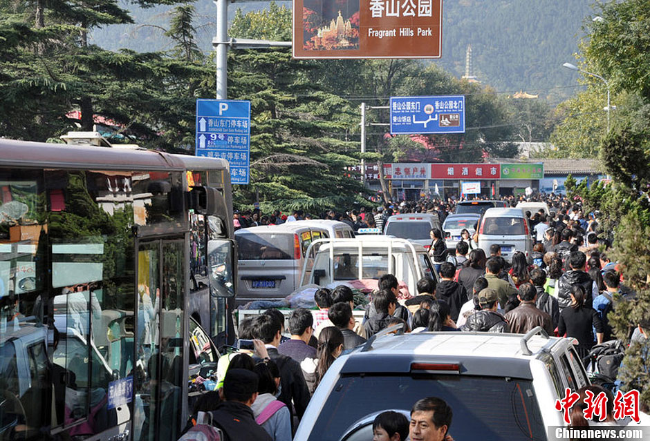 圖為10月26日上午10點多，北京香山路賞紅客摩肩接踵