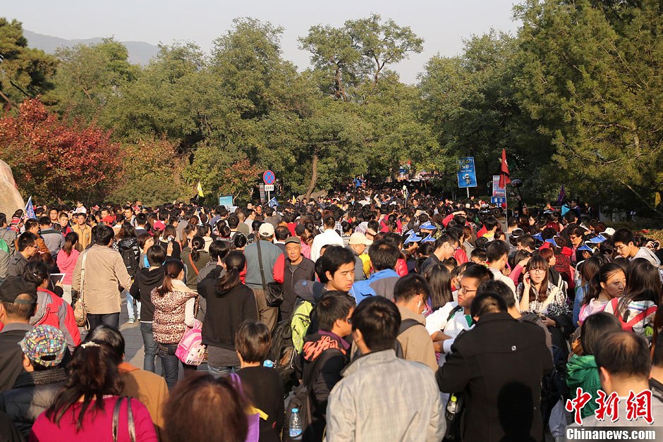 　10月26日，北京香山公園內(nèi)游客摩肩接踵。