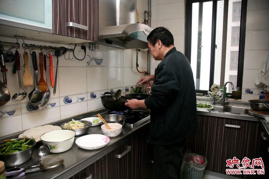 由于二老年齡也大了，于是姥姥的弟弟來(lái)住在家中幫忙照顧海龍