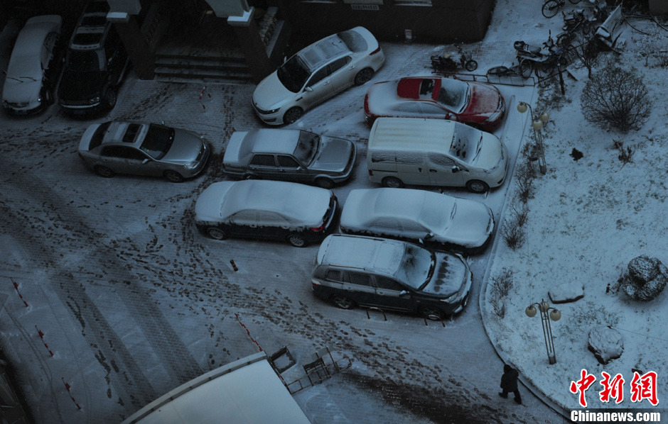 11月18日，沈陽(yáng)街頭車輛被積雪覆蓋。