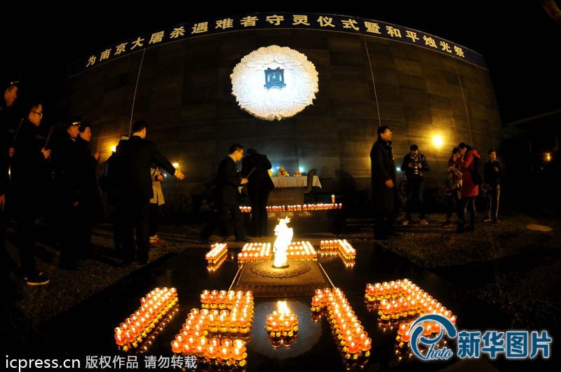 “為南京大屠殺遇難者守靈儀式暨和平燭光祭”活動(dòng)在侵華日軍南京大屠殺遇難同胞紀(jì)念館祭場(chǎng)舉行。