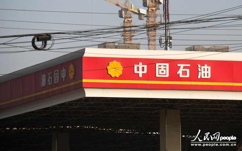 12月11日，西安市東三環(huán)北段，一名字為“中固石油”的加油站從遠(yuǎn)處看去和“中國石油”加油站十分相似。