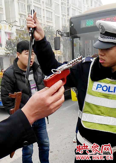 據(jù)當事交警描述，男子自知車上有刀，在車輛被逼停后，車上的另一名男子試圖將刀具交給到達現(xiàn)場的同伴。