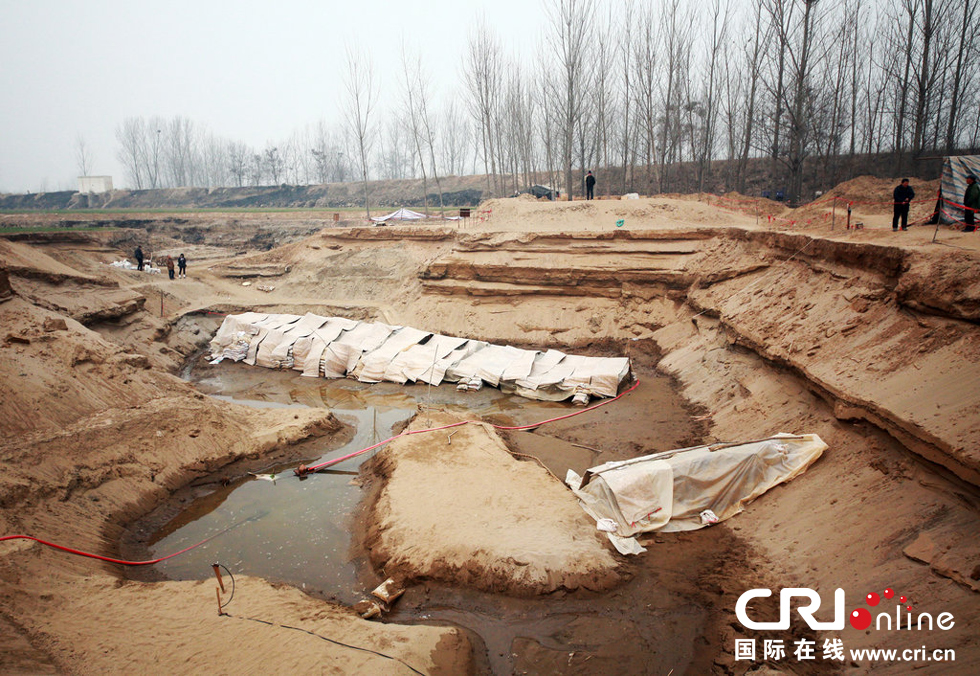 2014年1月6日，河南洛陽(yáng)古沉船發(fā)掘現(xiàn)場(chǎng)，兩艘古沉船，一艘已經(jīng)挖掘出土，另一艘還有一半埋在沙丘里。