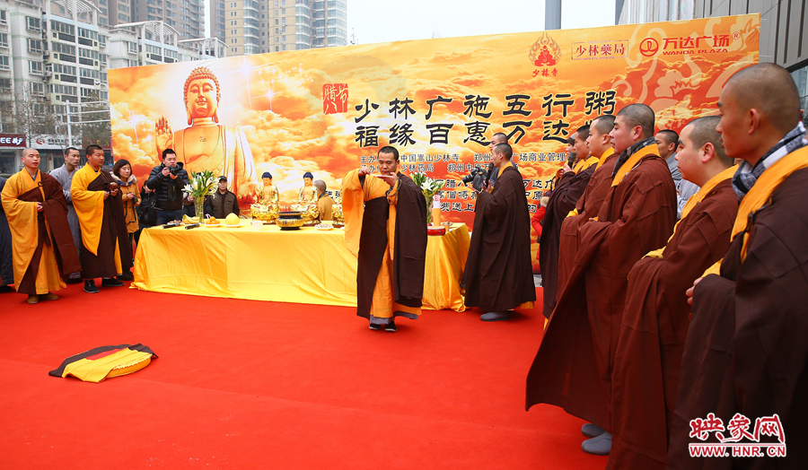 1月8日上午，鄭州市中原萬達廣場上，少林寺的僧人們?yōu)榕D八節(jié)做法事施粥。