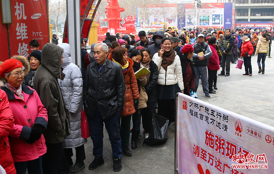 1月8日上午，少林寺布施臘八粥的現(xiàn)場市民排起了長隊，足有上千人前來領(lǐng)取五行粥