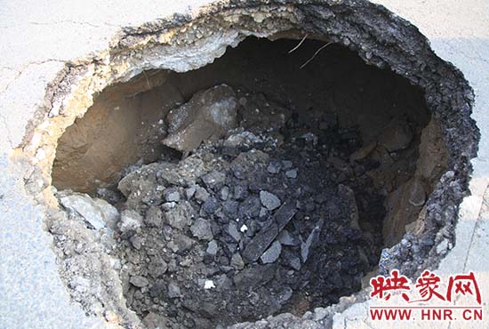坑口直徑約兩米，路面下形成中空的大坑，約有15平方米。