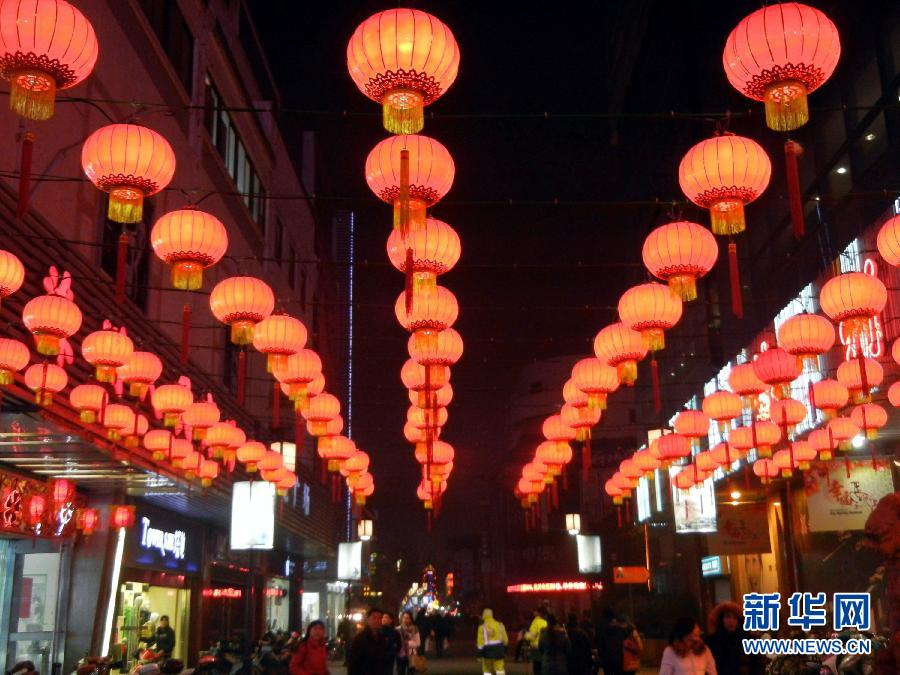 　1月30日，市民行走在大紅燈籠裝飾的蘇州街頭。