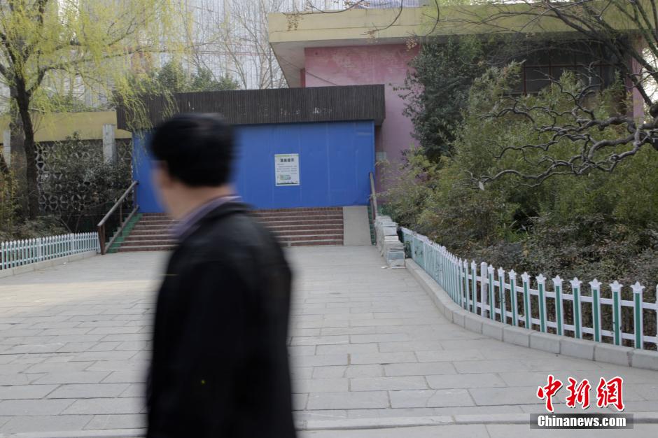 3月17日，河南鄭州動物園，原經(jīng)批準(zhǔn)用于大熊貓飼養(yǎng)的場館已經(jīng)關(guān)門。