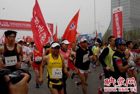 目前在鄭開大道上，一場角逐正在展開。