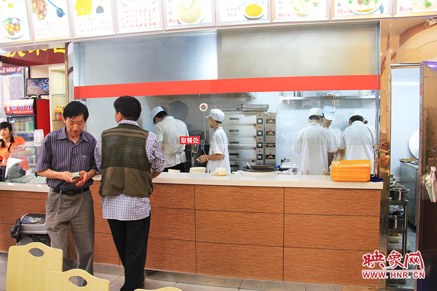 店面仍處于“試營(yíng)業(yè)”狀態(tài),后廚的設(shè)備嶄新,看起來還算整潔。