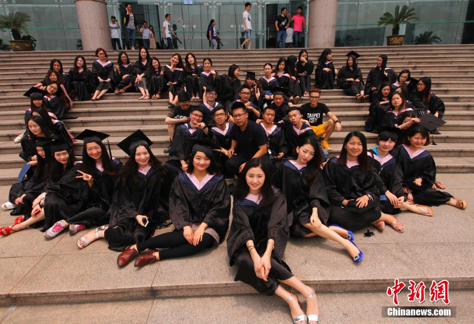 6月6日，浙江理工大學(xué)的畢業(yè)生們?cè)谛@中以賣萌、搞怪等獨(dú)具青春特色的方式告別大學(xué)生涯。中新社發(fā) 李晨