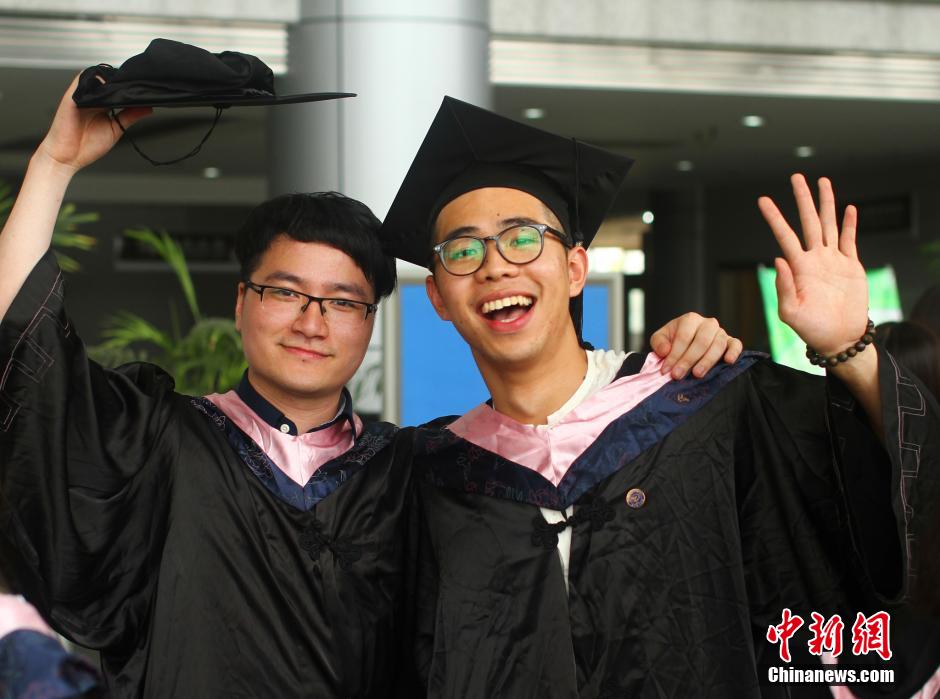 6月6日，浙江理工大學(xué)的畢業(yè)生們?cè)谛@中以賣萌、搞怪等獨(dú)具青春特色的方式告別大學(xué)生涯。中新社發(fā) 李晨