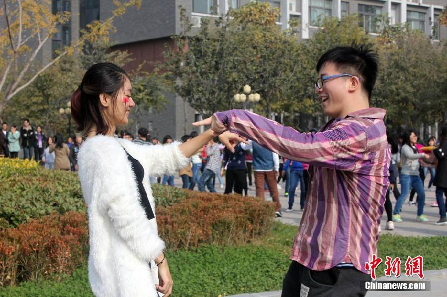 11月11日，河南財(cái)經(jīng)政法大學(xué)校園內(nèi)，300名在校大學(xué)生在上演了一出“光棍”也瘋狂的“快閃”大戲。