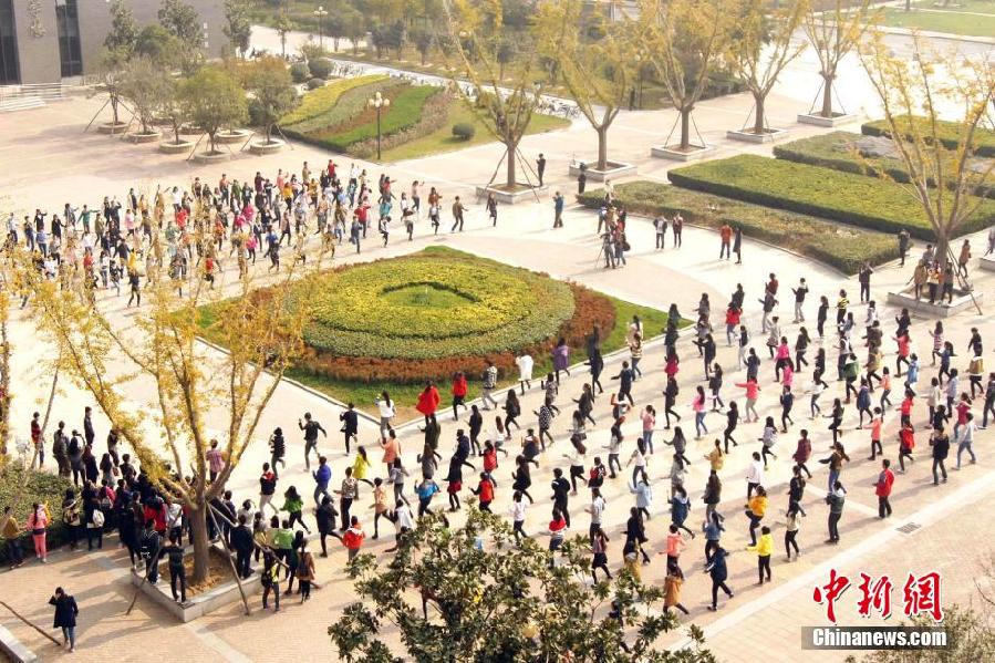 11月11日，河南財(cái)經(jīng)政法大學(xué)校園內(nèi)，300名在校大學(xué)生在上演了一出“光棍”也瘋狂的“快閃”大戲。