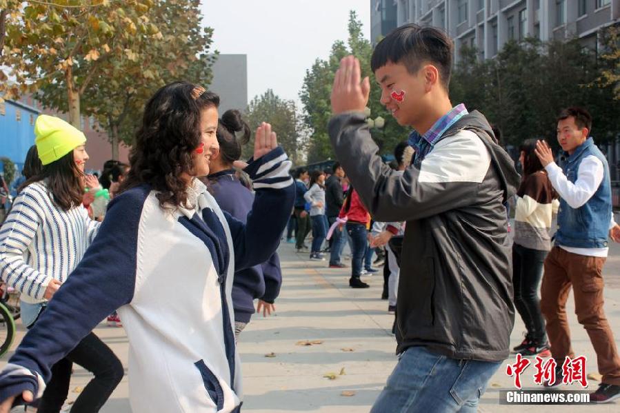 11月11日，河南財(cái)經(jīng)政法大學(xué)校園內(nèi)，300名在校大學(xué)生在上演了一出“光棍”也瘋狂的“快閃”大戲。