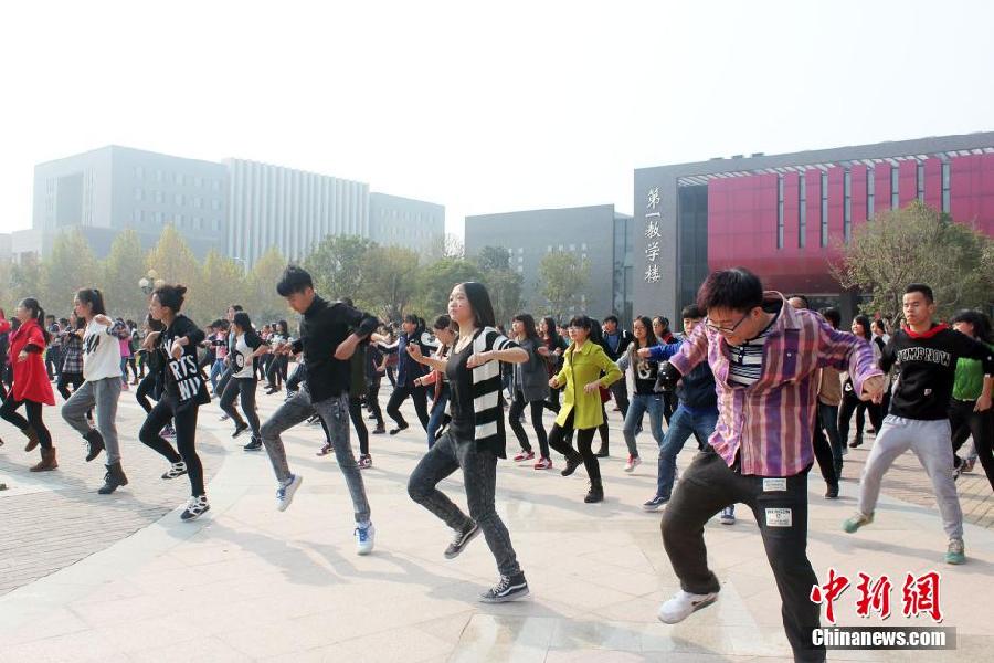 11月11日，河南財(cái)經(jīng)政法大學(xué)校園內(nèi)，300名在校大學(xué)生在上演了一出“光棍”也瘋狂的“快閃”大戲。