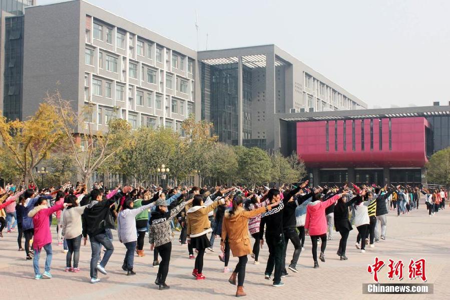 11月11日，河南財(cái)經(jīng)政法大學(xué)校園內(nèi)，300名在校大學(xué)生在上演了一出“光棍”也瘋狂的“快閃”大戲。