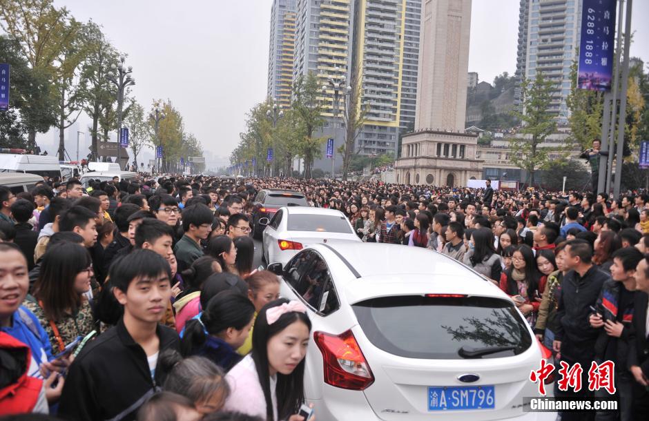 重慶上萬粉絲在南濱路等待《奔跑吧兄弟》節(jié)目的錄制。
