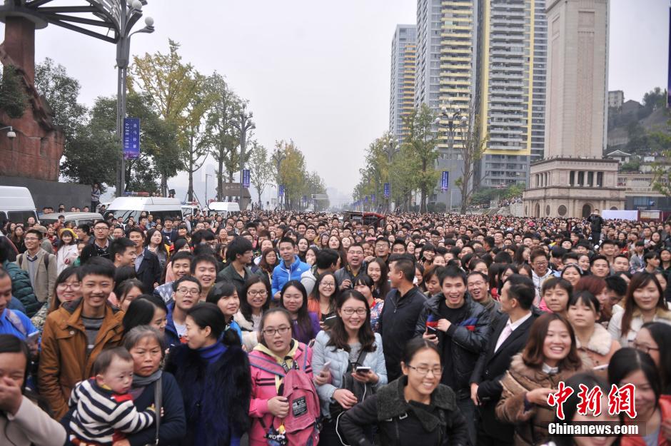 重慶上萬粉絲在南濱路等待《奔跑吧兄弟》節(jié)目的錄制。