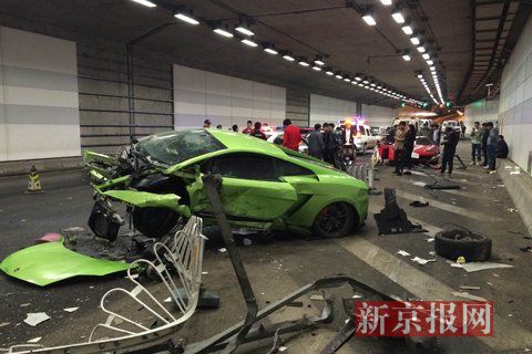 一輛蘭博基尼與一輛法拉利發(fā)生事故，現(xiàn)場(chǎng)狀況慘烈