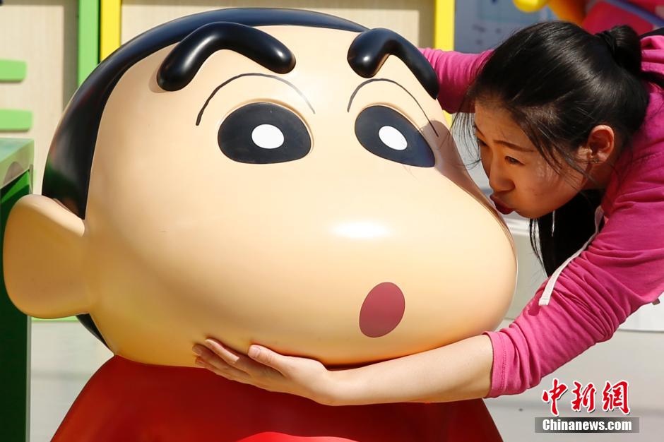 4月22日，游客與蠟筆小新合影?！跋灩P小新25周年紀念特展”日前在北京開展，吸引了不少市民游客。