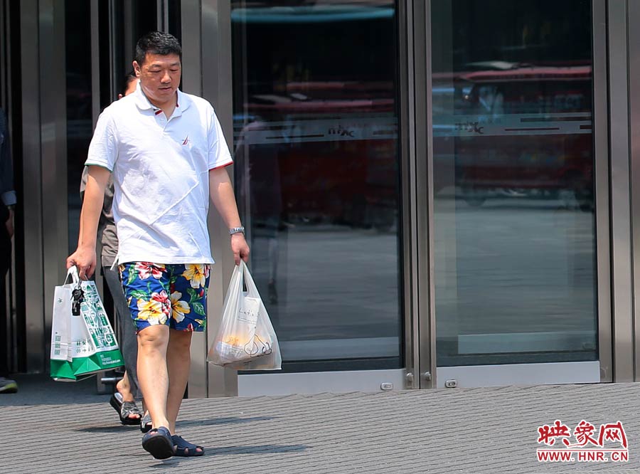 褲頭、T恤的裝束依然提前入夏