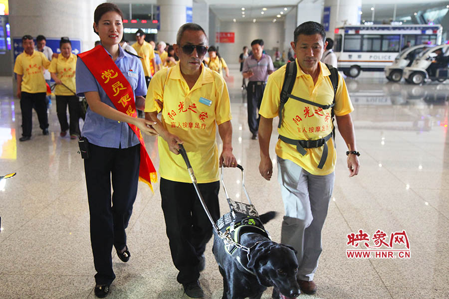 接到鄭州市愛心導(dǎo)盲犬服務(wù)中心的乘車請(qǐng)求后，鄭州東站抽調(diào)了工作人員進(jìn)行對(duì)接，提前做好服務(wù)引導(dǎo)準(zhǔn)備。