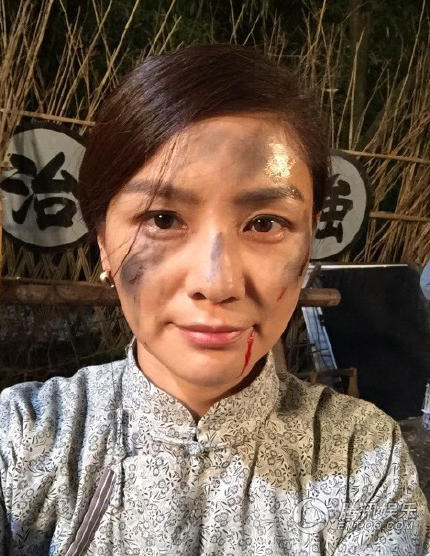 胡可曬出滿面塵土的自拍并向老公沙溢撒嬌道:“好吧,改一下,他日若我如此,你可還會(huì)愛我?@沙溢?！? width=