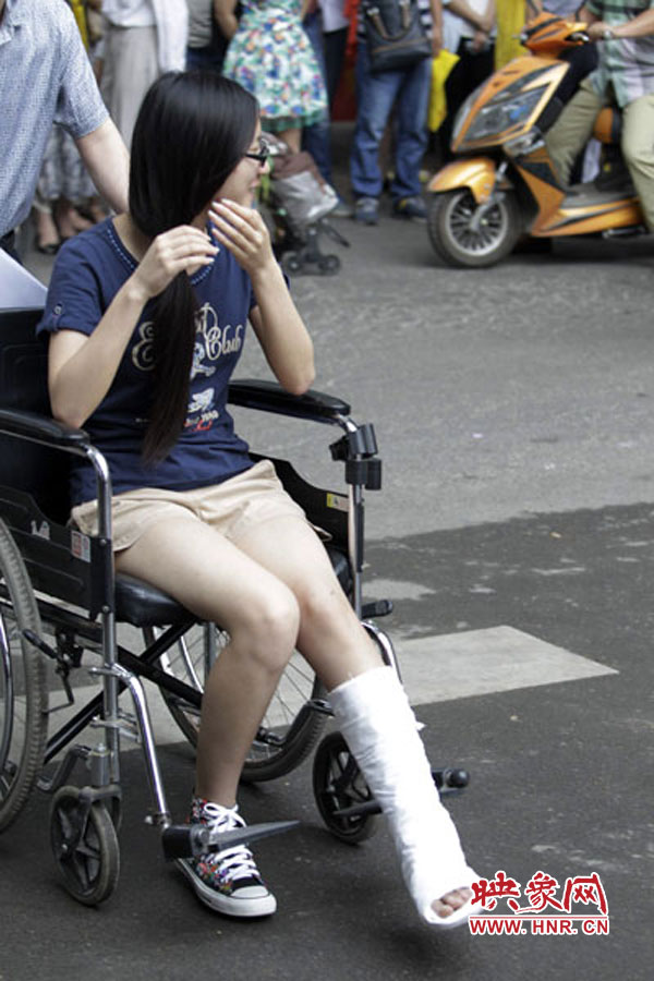 鄭州回中考點(diǎn)，一名考生左腳受傷，坐著輪椅入考場(chǎng)。