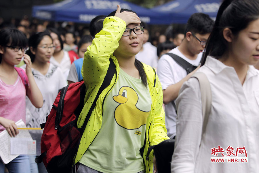 鄭州回中考點(diǎn)，考生輕松入場(chǎng)。