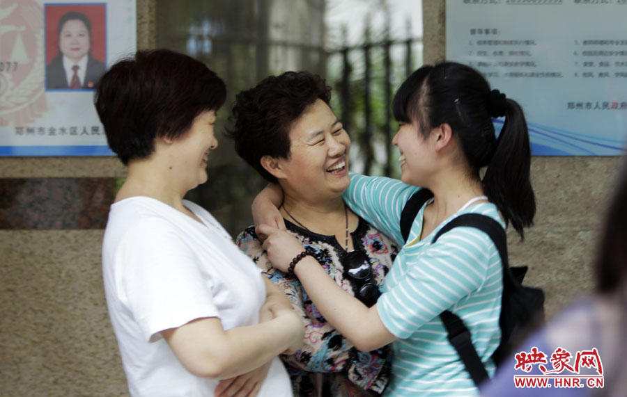 6月7日，鄭州回中考點(diǎn)，走出考場(chǎng)的考生和家長(zhǎng)擁抱在一起