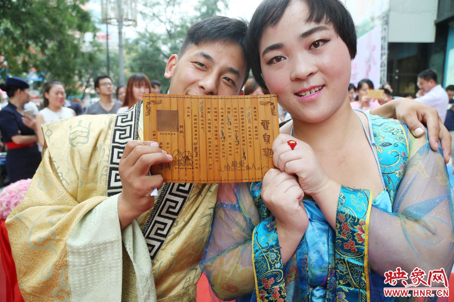 一對兒情侶現(xiàn)場展示“賣身契”內(nèi)容。