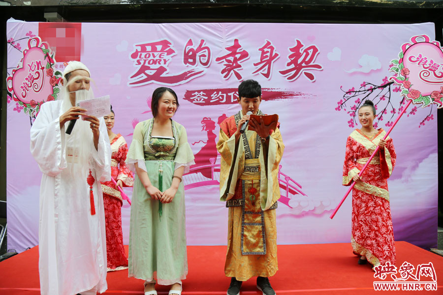 男子現(xiàn)場宣讀“賣身契”的內(nèi)容，讓大家作證。