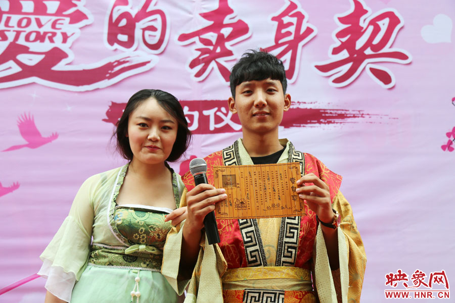 現(xiàn)場的8名男子異口同聲地表示，如違反此契約，可以接受處以極刑。