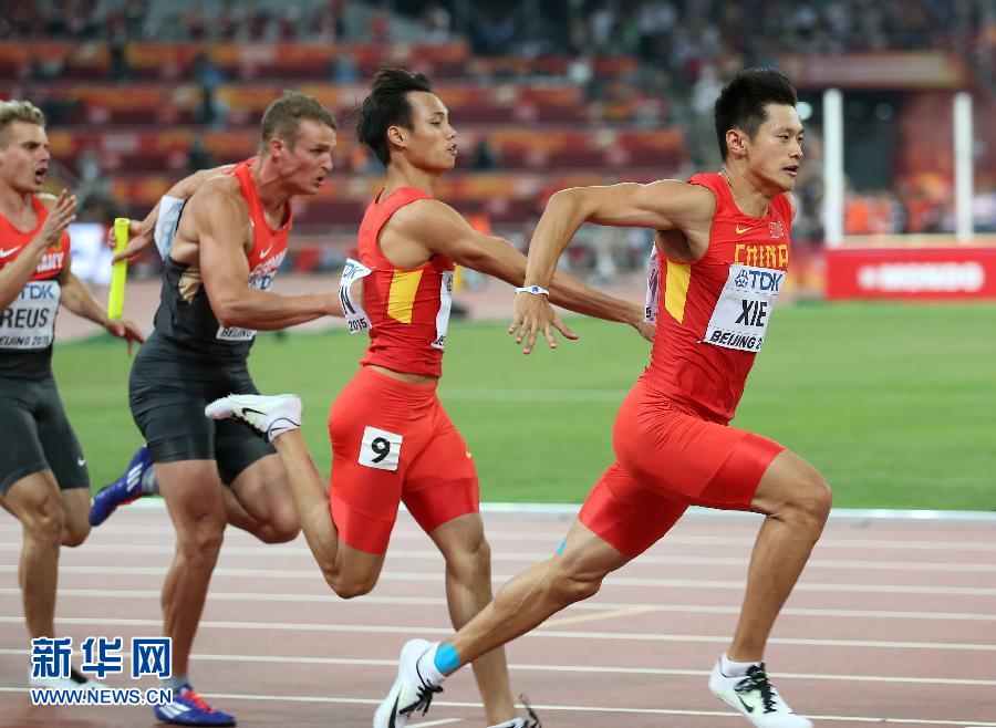 中國(guó)隊(duì)選手謝震業(yè)（右一）和莫有雪在比賽中交接棒。