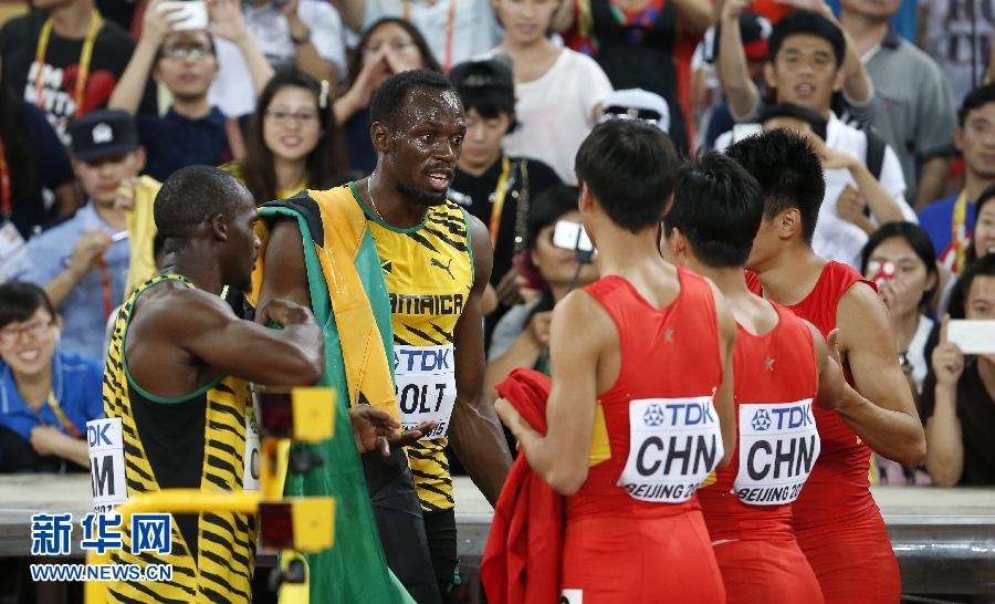 中國(guó)隊(duì)隊(duì)員賽后與牙買加選手博爾特（左二）交談。