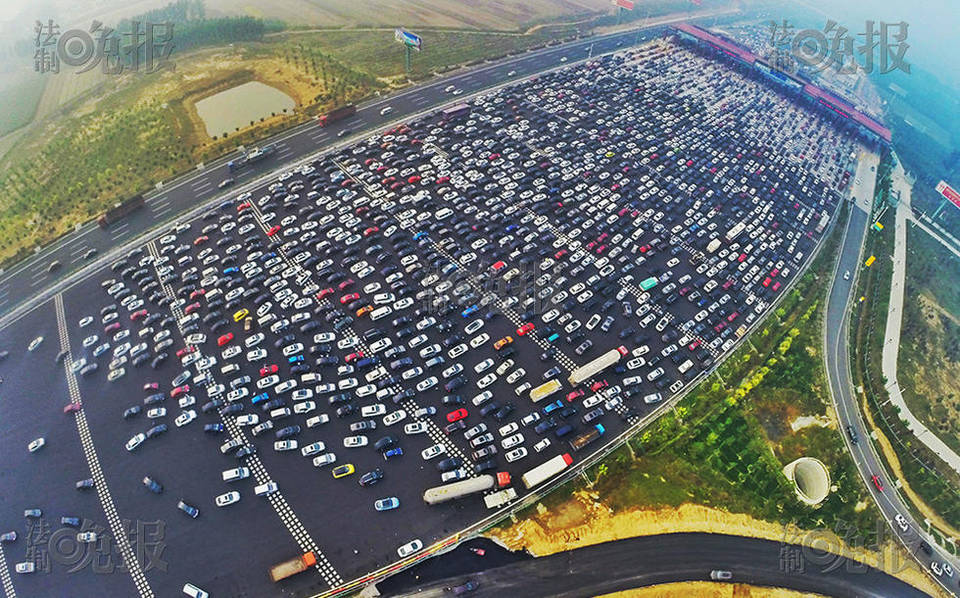 進(jìn)京方向收費(fèi)站前堵滿車流。