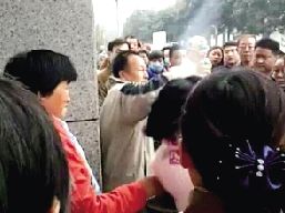一對(duì)夫婦攔住小學(xué)生求助，被家長和市民當(dāng)成人販子圍毆