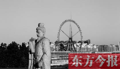16日，從中原福塔基座平臺看向世紀(jì)歡樂園的景象