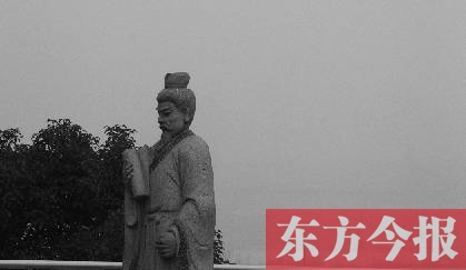 23日，從中原福塔基座平臺看向世紀(jì)歡樂園的景象
