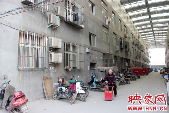 三棟居民樓沒有任何手續(xù)，沒有房產(chǎn)證，售價(jià)超級(jí)低。