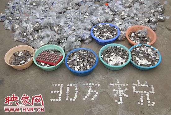 據(jù)負責清點“巨資”的張大爺介紹，這筆“巨資”積攢了兩個月左右，有30萬左右，重達3000多斤。